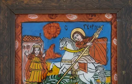 Icoana îl reprezintă pe sfântul Gheorghe omorând balaurul, în varianta mai elaborată, în care apare și fata de împărat și elemente etnografice locale. Sfântul, călare pe cal alb, plasat central. Veșmintele sunt asemănătoare celor ale soldaților chezaro-crăiești, cizme înalte, tunică scurtă, zale, mantie roșie fluturând în vânt. Are capul descoperit, plete lungi, castanii, ochi mari, gura roșie, trăsăturile bine definite, expresive. În mână ține o suliță lungă, cruciformormă,aurită, cu care omoară balaurul înaripat, căzut la pământ, scoțînd limbi ascuțite. Calul este alb, capul mic, coada înnodată. Relieful este realizat prin linii albe) și vrâste de culoare(verde, galben,roșu), marcate cu motive fitomorfe. Câmp albastru închis, înviorat de o floare roșie. În partea stângă, în plan îndepărtat, în fața palatului sugerat printr-o clădire simplă,albă, înaltă, cu acoperiș de olane roșii, se află fata de împărat pe care o salvează sfântul conform legendei. Întreaga compoziție este încadrată de un chenar rectangular de culoare roșie, decorat cu o spirală de nuanță asemănătoare și mici ovale hașurate cu alb. Desenul complicat, tușa groasă, culorile intense, asemănător vitraliilor. Umplerea cu culoare neglijentă indică o producție de serie. Rama din lemn de brad, cafeniu închis, decorată unda apei. Dosul este realizat din două scândurele de brad dispuse orizontal.