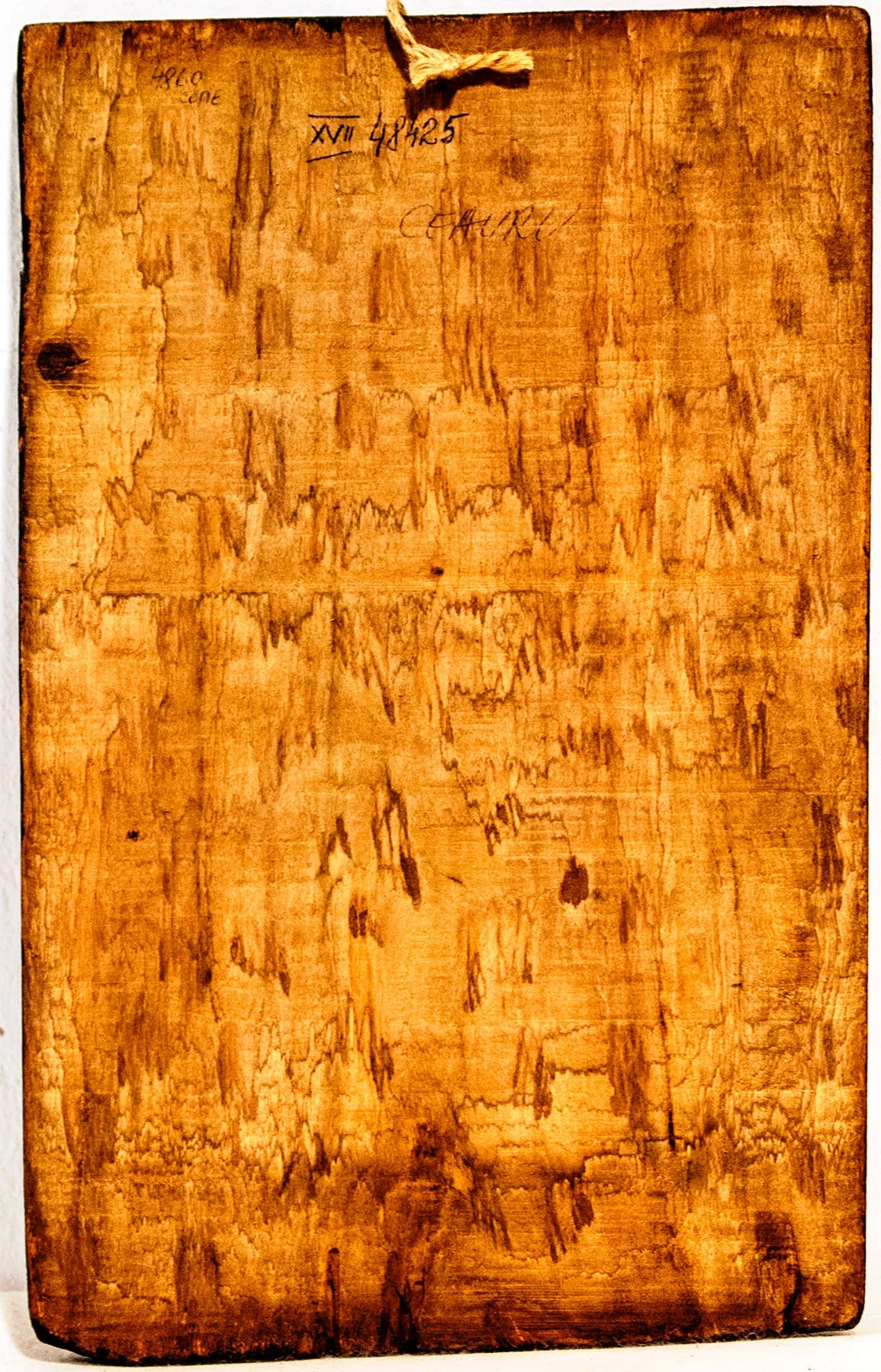 Icoana este o copie după cea cu nr de inventar 4860, provenind de la Ceauru, județul Gorj, datată 1941.Este redat în manieră naivă un sfânt în picioare(nu se poate deduce identitatea lui, ar putea fi sf. Nicolae sau chiar Isus, originalul este prezentat ca fiind sfânta Paraschiva), deasupra unei benzi pe care este incizat anul 1941, lateral și inferior fiind pictate motive fitomorfe și florale. Sfântul are conturul corpului incizat, deasemenea schițate mâinile, capul diform cu ochi asimetrici, barba prelungă cu nasul supradimensionat. Este sugerat un epitrahil. În jurul capului are trasată o aureolă pictată cu galben, veșmintele sunt pictate cu roșu, negru, în picioare poartă încălțări cu tocuri. De o parte și de alta două coloane înguste decorate cu motiv fitomorf. Lateral, pe verticală și pe banda de jos orizontal sunt pictate câte 5 flori cu negru. Chenar dublu, pictat cu roșu la interior, negru la exterior. Banda pe care este inscripționat anul este grena.Icoana a fost acoperită cu o substanță pe bază de ulei, pentru protecție și patină.