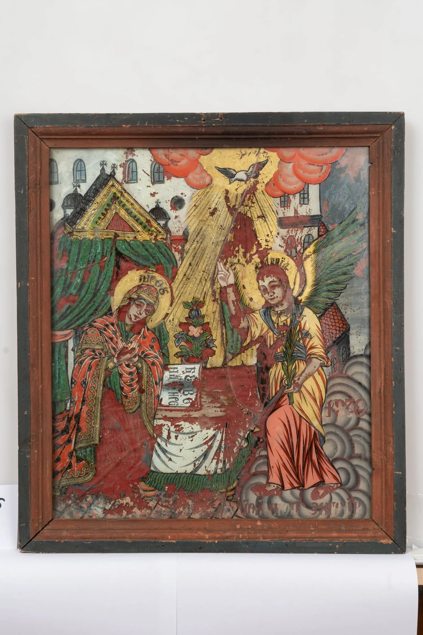 Fecioara Maria, dispusă în partea stângă a compoziției, este pictată în genunchi, într-o atitudine plină de evlavie. Arhanghelul Gavriil, este pictat în picioare, în partea dreaptă a scenei, ținând un crin în mâna stângă, iar cu dreapta binecuvinteză. Duhul Sfânt, în chip de porumbel, trimite raze din slava cerului spre Maica Domnului. Între cei doi sfinți e o masă pe care e pictată cartea sfântă deschisă, iar în spate, un ghiveci cu flori. Pe carte apare scrisă tema icoanei: "Buna Vestire". În spatele Maicii Domnului e reprezentat un baldachin cu draperii verzi. În fundal se profilează o clădire cu mai multe ferestre. Cromatica icoanei se compune din tonuri de portocaliu, verde, albastru, galben, alb, gri. Rama icoanei e profilată, bicromă (latura interioară roșie, iar cea exterioară maronie) și e formată din îmbinarea a patru baghete de lemn. Sticla e spartă în mai multe fragmente., by Ioan Pop Zugrav