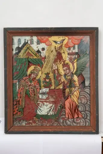 Fecioara Maria, dispusă în partea stângă a compoziției, este pictată în genunchi, într-o atitudine plină de evlavie. Arhanghelul Gavriil, este pictat în picioare, în partea dreaptă a scenei, ținând un crin în mâna stângă, iar cu dreapta binecuvinteză. Duhul Sfânt, în chip de porumbel, trimite raze din slava cerului spre Maica Domnului. Între cei doi sfinți e o masă pe care e pictată cartea sfântă deschisă, iar în spate, un ghiveci cu flori. Pe carte apare scrisă tema icoanei: "Buna Vestire". În spatele Maicii Domnului e reprezentat un baldachin cu draperii verzi. În fundal se profilează o clădire cu mai multe ferestre. Cromatica icoanei se compune din tonuri de portocaliu, verde, albastru, galben, alb, gri. Rama icoanei e profilată, bicromă (latura interioară roșie, iar cea exterioară maronie) și e formată din îmbinarea a patru baghete de lemn. Sticla e spartă în mai multe fragmente.