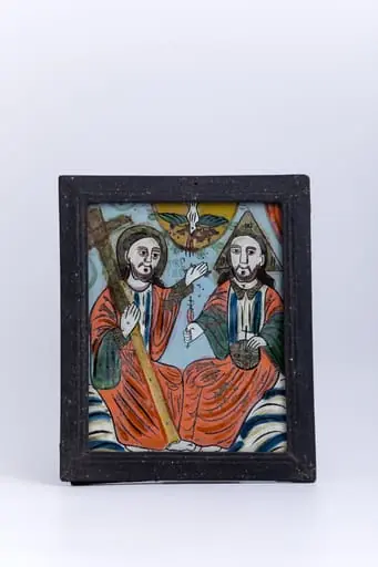 Icoana reprezintă Sfânta Treime. Dumnezeu-Tatăl are globul pământesc albastru pe genunchi și arătă către Fiul Iisus Hristos Binecuvântând lumea. Dumnezeu-Fiul are Crucea galbenă-aurie pe umărul drept și arătă către Dumnezeu-Tatăl. Dumnezeu-Tatăl și Dumnezeu-Fiul sunt înveșmântați în roșu vermillon și verde smarald cu albastru cobalt. Deasupra, în registrul superior este un soare galben, din care pe un mănunchi de raze luminoase, se pogoară Sfântul Duh, sub forma porumbelului alb. Astfel este prezentă întreaga Sfântă Treime. Între Dumnezeu-Tatăl și Fiul este un spațiu luminos de galben. Fondul icoanei este cerul albastru cobalt-regal, înconjurat de lumina galbenă-solară. Cromatica este luminoasă și armonioasă: roșu vermillon, albastru regal și cobalt, galben chihlimbar, verde smarald, gri, alb, negru.Inscripția din româno-chirilică se traduce Treime. Icoana este din Nordul Transilvaniei, Nicula.