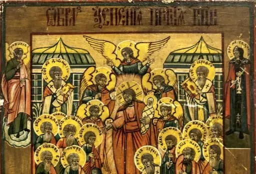 Maica Domului, întinsă pe catafalcul drapat cu material verde, deasupra Iisus Hristos, înconjurat de 5 îngeri(inscripția A:G.pe nimb, ține sufletul Maicii(în fomră de prunc înfășat)pe mâna stângă, iar cu dreapta binecuvântează. Maica are mâinile împreunate pe piept,stola verde cu falduri albe, marforion roșu cu stelele Fecioriei. În jurul catafalcului: Sfântul Kiril Ierosa și sfântul apostol Petru cădelnițând, la picioare Sf. Pavel cu veșmântul stergându-și ocii, Sf. Andrei, alături de alți sfinți ierarhi și apostoli: Sf.Vartolomei, Sf. apostol, ,Sf. Apostol Iakov Zevedei, , Filip, Sf. Apostol Ioan, Simon, Tadei. Îm planul următor, pe fundalul unor clădiri cu arhitectură ipic rusească, Sf. Mucenic Dionisii, și Ierotei, în veșminte argierești, cu Evanghelia în mână. În fața catafalcului redată scena apocrifă, Arhanghelul Mihail taindu-i mâinile cu sabia evreului fanatic Atonie pentru că a îndrăznit să batjocorească patul funerar al Maicii Domnului. Pe chenarul lat 4 sfinți : Sf. Arhanghel Rafail pe nori, Sf. Muceniță Evdochia și sfântul Feodor, în veșminte monahale, cu mătăniile în mână, Sf. Fotinia .Cromatica: Fondul galben ocru, chenar în nuanță mai închisă, colțurile de jos verde, marginal verde și roșu, benzi înguste.Veșminte: roșu cărămiziu, albastru, verde, galben, alb, negru. Linia desenului groasă, culorile tari.