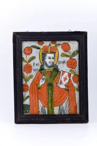 Sfântul Mare Ierarh Nicolae, făcător de minuni, îmbrăcat în veșminte liturgice, de ierarh, sacos alb cu dungi subțiri negre și epitrahil-patrafir verde văratic, cu marginea galbenă și cu trei cruci roșii-acajou. Ține în mâna stângă Sfânta Evanghelie închisă și cu mâna dreaptă Binecuvintează. Este unul dintre cei mai populari și iubiți sfinți, ocrotitor al caselor, familiilor și copiilor. Are barbă sură, părul lung și mithră arhierească bej-brună și aureolă. Fondul icoanei este cerul bleu-ciel senin alburiu, încadrat de un chenar decorativ fitomorf, format dintr-o ghirlandă de 8 ruje roșii-orange. Întreaga tematică iconografică este încadrată de un chenar decorativ geometrizant alb. Inscripția din româno-chirilică se traduce Sf Nicolae. Icoana este datată 1891. Cromatica este armonioasă: roșu-vermillon-orange, albastru bleu-ciel-alburiu, galben-chihlimbar, crem, bej, crem, bronziu, alb zinc, negru. Icoana este din Nordul Transilvaniei, Nicula.