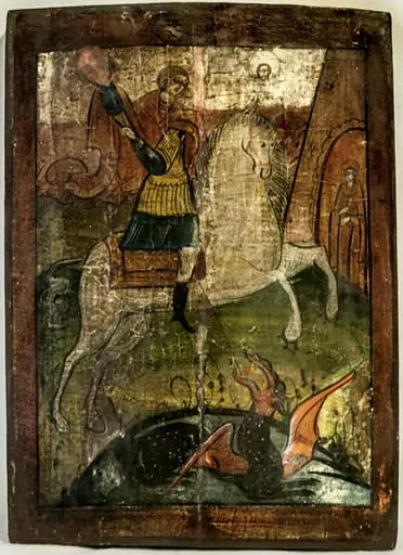 Tema iconografică este "Sfântul Gheorghe omorând balaurul". În prim plan, Sf. Gheorghe, în veșminte ostășești, călare pe un cal alb, cambrat, ridicat în două picioare, omoară balaurul plasat în registrul inferior. Veșmintele sfântului au o tentă țărănească(tunica albastră acoperită 3/4 de lorica argintie, pantaloni albi, cu motiv floral, cizme înalte. Calul are ambii ochi vizibili, coama bogată, coada în fuior. Partea dinspre privitor a ansamblului cal cu călăreț este supradimensionată, creând o impresie optică de înălțare a sfântului. În partea dreaptă, fata de împărat pe care o salvează sfântul, sub portalul palatului. privind scena. Veșminte lungi, simple, coroană împărătească. Înveșmântată în haine simple, lungi, cu coroană pe cap, privește scena cu brațele la piept. În colțul din stânga dreapta sus, Iisus Hristos așa cum apare pe sfântul Keramion. Nimbul cruciger. Balaurul plasat în registrul inferior asemănător unui grifon, corp diform, terminat cu o coadă în săgeată, aripile și capul roșii. Motiv mai elaborat decât în alte icoane unde redarea balaurului este minimizată. Compoziția este dinamică, chipurile expresive, gesturile bine realizate. Linia desenului variază, contribuind la efectul optic. Fondul foiței argintii(superior), relief din benzi late în tonuri de brun, brun roșcat, galben, alb, verde, cu elemente de vegetație. Bordura roșiatică lată, specifică icoanelor de tip krashnuska. Inscripție pe chenar, în partea superioară.