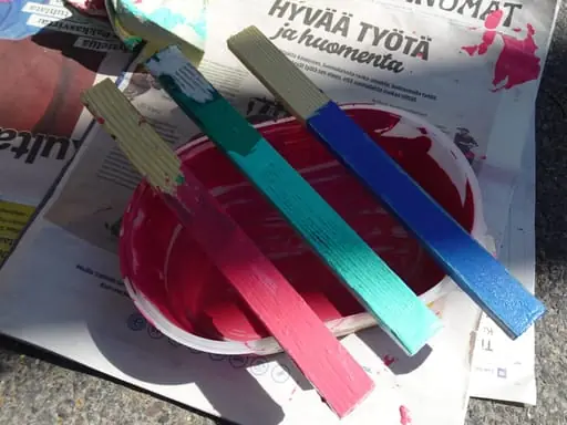 Värimalleja kuvittaja Mira Malliuksen sähkökaappiteokseen.