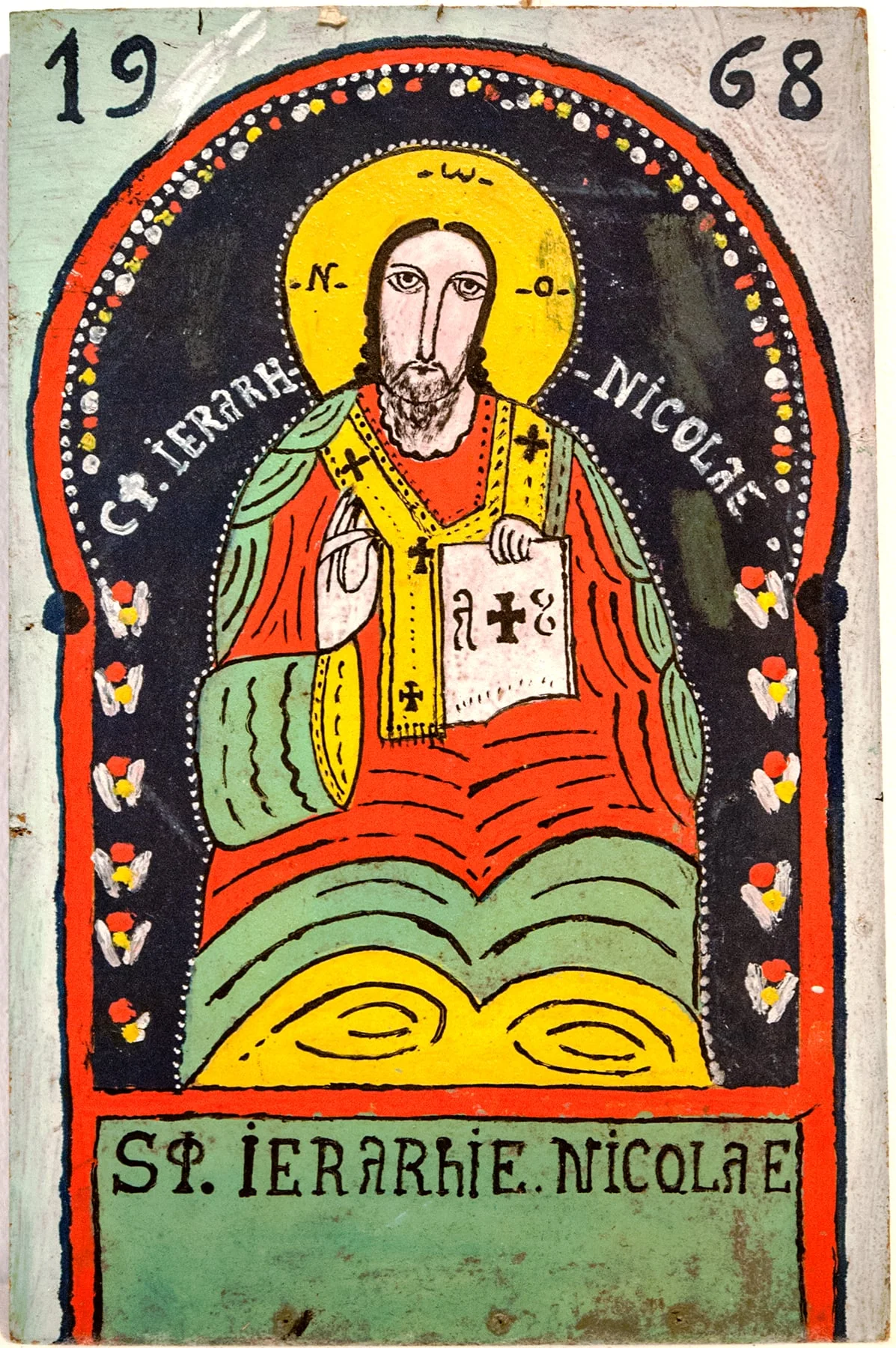 Icoana îl reprezintă pe Sfântul mare ierarh Nicolae pe tron, în veșminte de episcop, cu capul descoperit.În stânga ține Evanghelia, având însemnate literele grecești alfa și U(în loc de omega), care sunt caracteristice pentru Dumnezeu ("începutul și sfârșitul").Cu dreapta binecuvintează. Înfățișarea, părul lung, barba negre, însemnele de pe aureolă specifice nimbului cruciger arată că pictorul confundă reprezentarea sfântului Ierarh Nicolae cu cea a lui Isus Hristos. Singurul element care apare la primul este epitrahilul, veșmântul liturgic cel mai important de culoare galbenă, cu chenar dublu pe margini și cruci "patee", mai scurt decât de obicei, confuzie iarăși cu omophorul, care face parte din veșmintele arhierești. Pictura este naivă, chipul diform, totuși expresiv . Pentru veșminte meșterul folosește aceleași culori ca la celelalte icoane semnate de el aflate în colecția muzeului(roșu, vernil, galben), cu falduri trasate prin linii. Conturul personajului dublat de șiruri de puncte albe. Ancadramentul în formă de portal este inspirat din pictura rusă. Interiorul este pictat cu bleumarin, și șiruri de decorațiuni punctiforme și florale în alb, roșu și galben. Toată compoziția este încadrată de un chenar roșu, restul fundalului bleu vernil. În colțurile de sus este trecut anul 1968, by Andreescu C. Gheorghe
