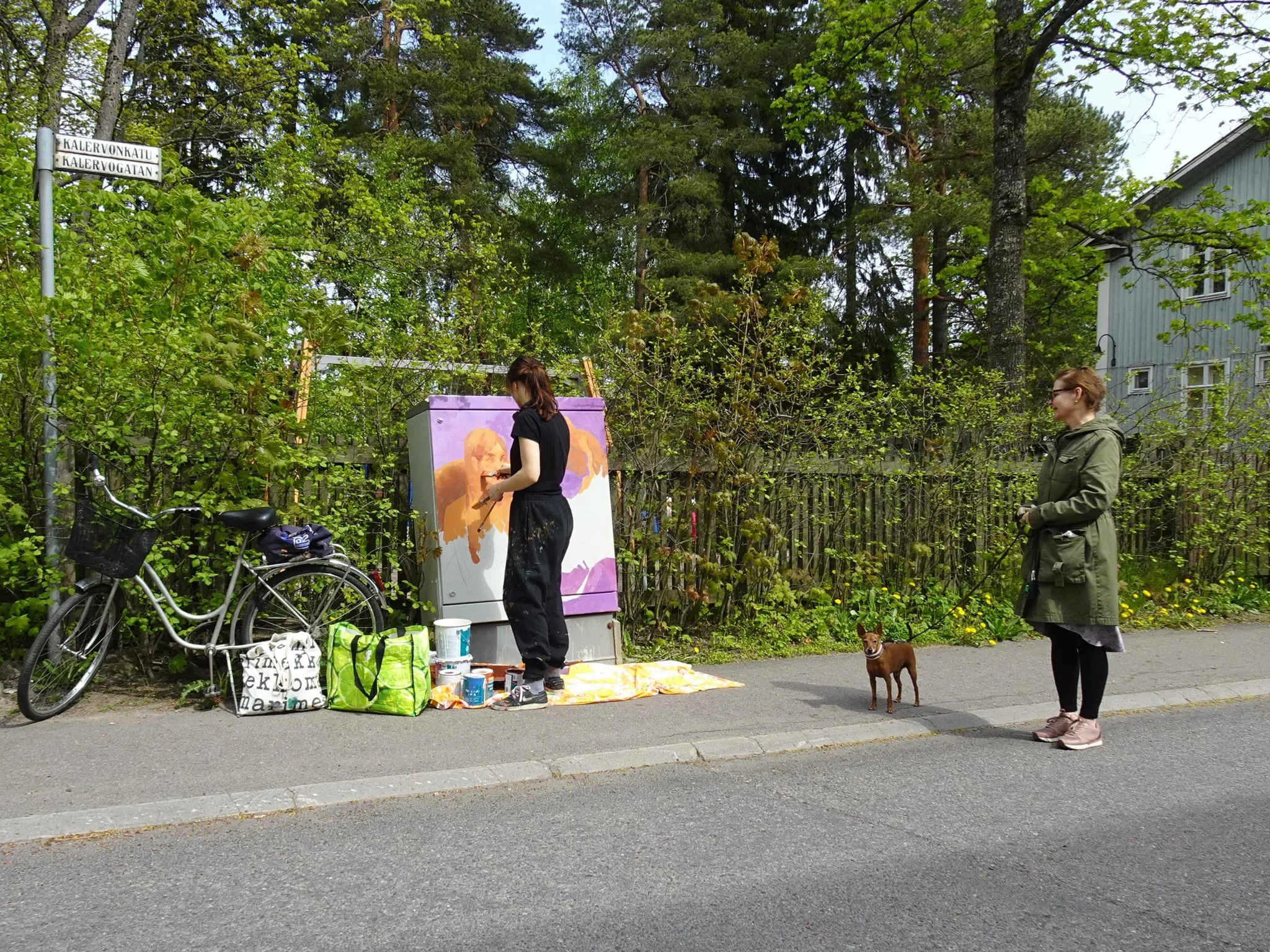 Sähkökaappiteosta maalataan Kalervonkadulla., by Toivo Koivisto