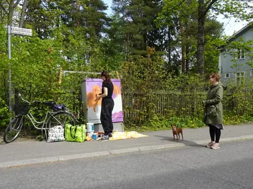 Sähkökaappiteosta maalataan Kalervonkadulla.