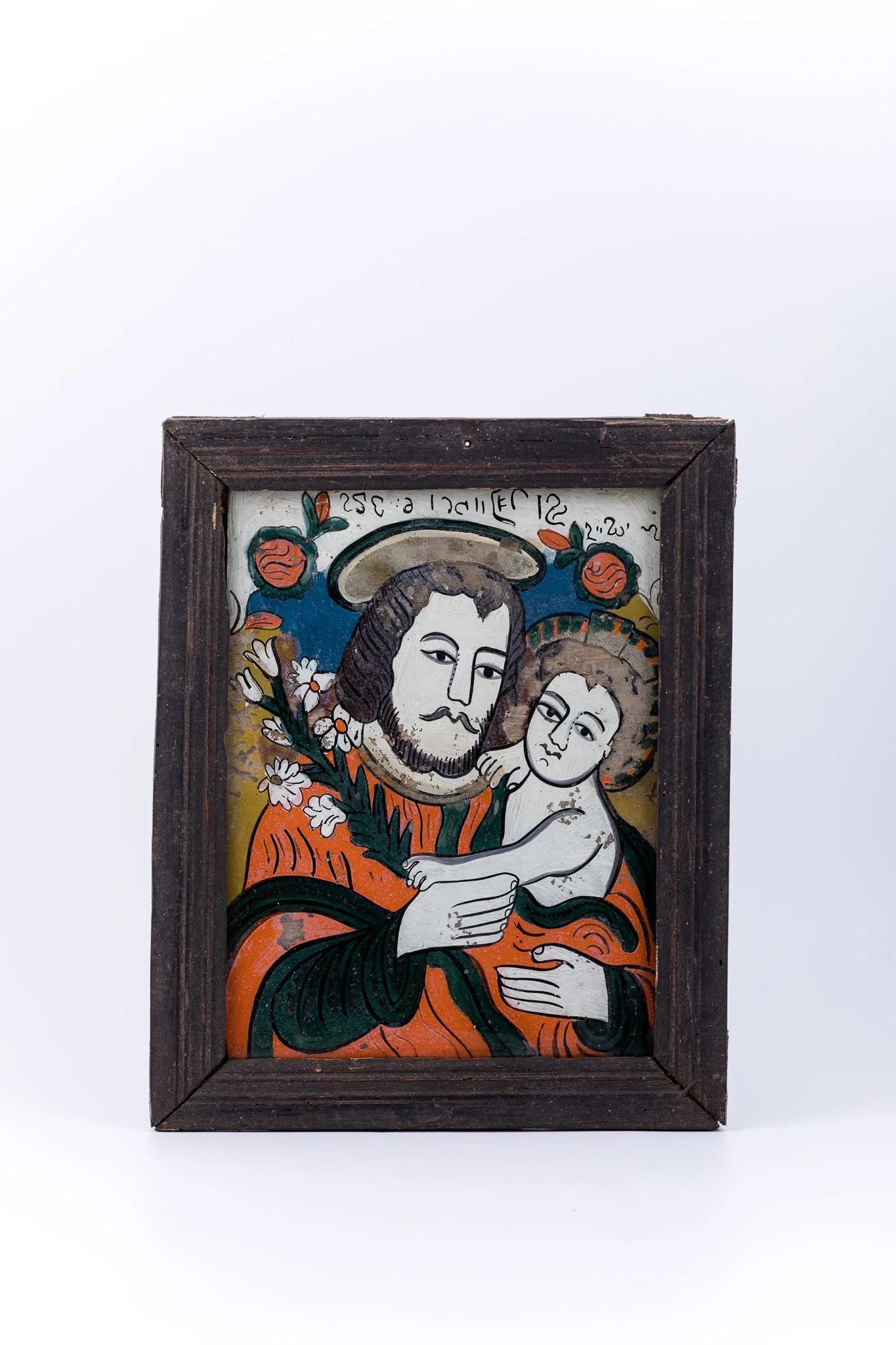 Icoana îi reprezintă pe Sfântul și Dreptul Iosif, Logodnicul PreaCuratei Fecioarei Maria, cu Pruncul Iisus Hristos în brațe. Icoana este mai rară, din punctul de vedere al tematicii compoziționale abordate. Sfântul Iosif este înveșmântat cu un hiton - tunică roșie vermillon, cu mânecile și bordura verde mușchi-de-pădure sau nuanță de China. Pruncul Iisus este dezbrăcat, dar acoperit de veșmântului protector al Sfântului Iosif. În mâna dreaptă Dreptul Iosif Logodnicul ține o ramură de crin, simbolul Fecioriei și a BuneiVestiri. Crinul este ținut împreună cu mânuța Pruncului Sfânt. Aureola Sfântului Iosif este mai aparte, asemenea sfinților catolici. Fondul icoanei este cerul albastru regal, în registrul superior, un câmp luminos de galben-bronziu, în registrele inferior și mediu, pe laterale și un chenar decorativ geometrizant alb-ivoriu. În registrul superior, asemenea unei arcade de boltă, este o ghirlandă de ruje roz - 2 elemente florale. Inscripția din româno-chirilică se traduce Sf Iosif și Iisus. Cromatica este armonioasă și luminos-pastelată: roșu vermillon, verde mușchi-de-pădure, albastru regal, alb-ivoriu, crem, bej, nisipiu, galben-ocru, bronziu, alb, negru. Icoana este din Nordul Transilvaniei, Nicula., by Unknown, 1850