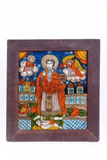 Sfântul Haralambie este cunoscut ca și făcător-de-minuni, vindecător de boli și ocrotitor al caselor familiilor creștine. Central este pictat Sfântul, îmbrăcat cu veșminte liturgice, arhierești, cu sacos roșu vermillon și bej-rozaliu, cu elemente decorative florale brune și epitrahil brun-stacojiu-roz, cu trei cruci și aureolă. Cu mâna dreaptă binecuvântează și cu mâna stângă ține Sfânta Evanghelie închisă. Tot cu mâna dreaptă, binecuvântând, ține și în lanț ciuma, reprezentată antropomorfic și zoomorfic - o vietate goală și diavol, cu trăsături umane. Ciuma, simbolizând boala incurabilă și moartea, are coarne de diavol, fiind, totodată și păcatul, patima, aducătoare de moartea duhovnicească. Fondul este cerul albastru cobalt strălucitor de senin, cu elemente decorative astrale - stele albe și roșii. Compoziția iconografică este îmbelșugat-echilibrată cu elemente de arhitectură. În registrul superior sunt Dumnezeu-Tatăl Binecuvântând și Îngerul păzitor, cu aripile galbene de lumină, ocrotind, fiind pe mandorle de nouri albi-crem-bej. Cromatica este armonioasă și luminoasă: roșu vermillon, brun-rozaliu, albastru cobalt și blau-ciel, verde spanac-avocado, kaki, cafeniu, galben-ocru, alb, negru. Icoana este de Țara Oltului. Inscripția din româno-chirilică se traduce Sfântul Haralambie IC XC MP Iisus Hristos Maica Domnului. Chiar dacă în inscripție scrie MP Maica Domnului este pictat Sfântul Înger ocrotind.