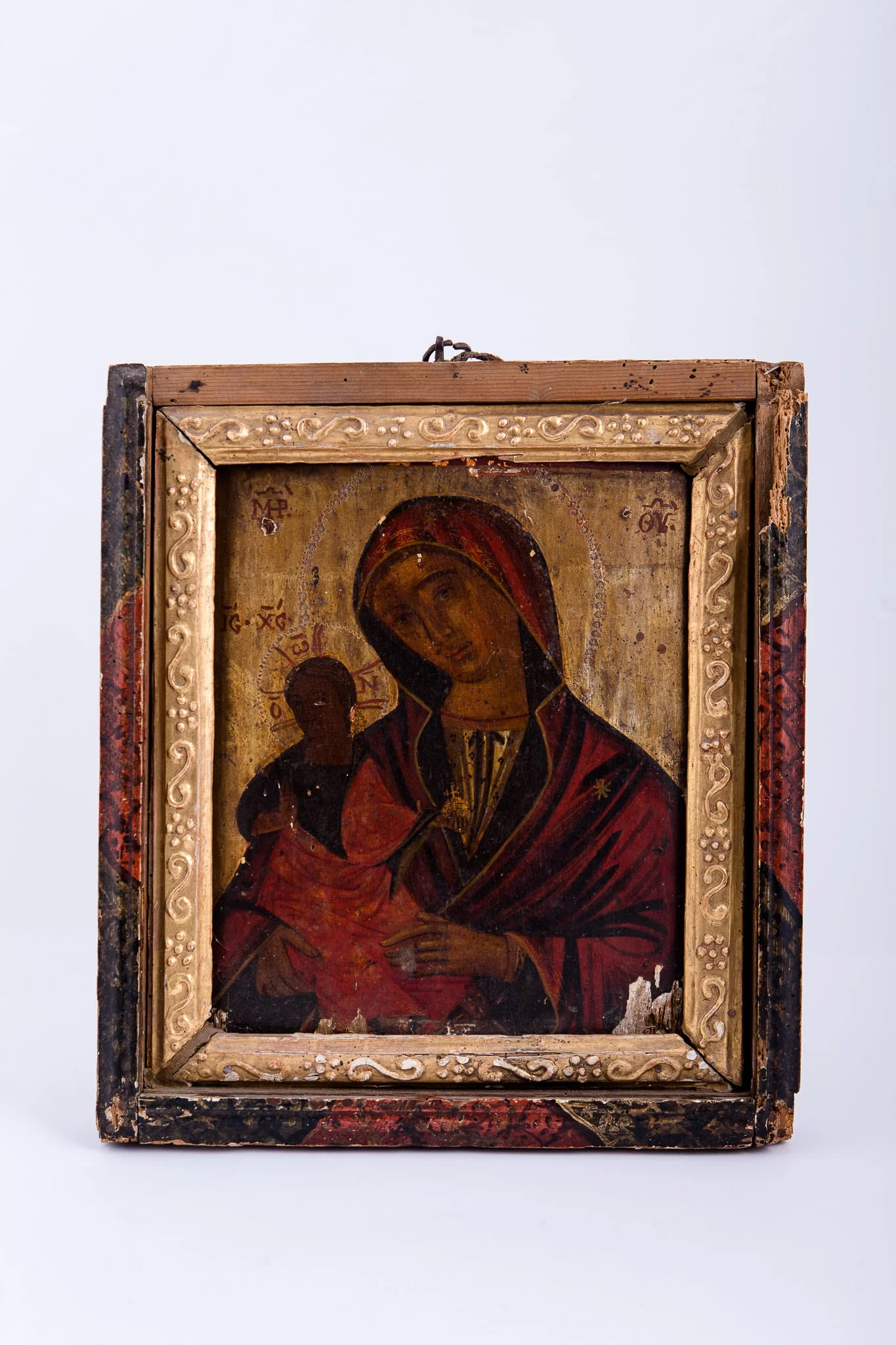 Maica Domnului ține în brațe Pruncul Iisus Hristos, care Binecuvântează cu mâna dreaptă și ține globul pământesc cu crucea, la dimensiune foarte mică, asemenea unui măr. Maica Domnului este înveșmântată în mantie cu maforion roșu stacojiu cu interiorul negru și ciupag auriu. Pruncul Iisus Hristos este înveșmântat în roșu sângeriu și negru interior, cu aureolă. Culorile Maicii Domnului reprezintă noblețea împărătească, suferința monahică și nădejdea bucuriei Învierii. Culorile Mântuitorului reprezintă suferința monahică și patima dureroasă a Jertfei. Fondul icoanei este auriu bizantin. Chipurile și trăsăturile fețelor sunt brune, întunecate cromatic, dar luminoase prin privire, atitudine și aureole. Cromatică: roșu stacojiu, roșu, brun, bej, auriu, negru. Inscripția din româno-chirilică se traduce MP IC XC Maica Domnului Iisus Hristos. Icoana este încadrată de o ramă dublă: interior, aurie, exterior, bicoloră - roșu, maro.