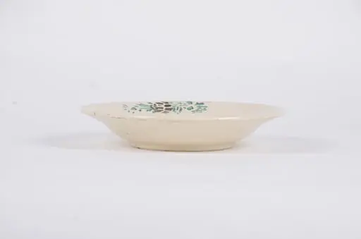 Farfuria este de formă tronconică fiind decorată cu motive florale dispuse central sub forma unui buchet de flori. Pe marginea piesei sunt dispuse într-un registru circular motive floral-vegetale pe un fond alb. Farfuria este smălțuită. Cromatică: fond: alb; motive: verde; maro.