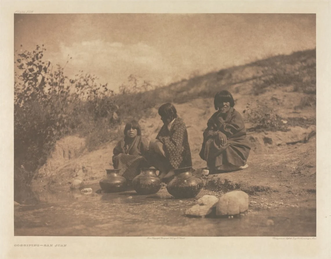 Portfolio XVII, Plate 598: Gossiping - San Juan, by Edward S. Curtis, 1905