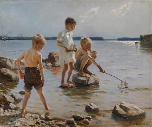 Leikkiviä poikia rannalla