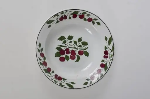 Farfurie de formă tronconică, adâncită; pe margine este decorat cu motive vegetale încadrate de o linie; în centru are o crenguță cu fructe (cireșe). Pe exterior la baza vasului prezintă trei cercuri concentrice și cifra ”26”. Cromatică: fond: alb; verde; roșu; negru. Pe fundul vasului sunt două incizii în care este introdus un șnur folosit la agățarea vasului pe perete.