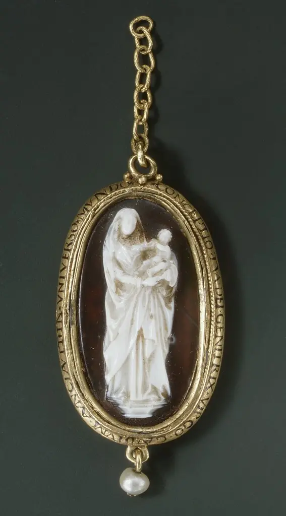 Paternoster Pendant with the Virgin and Child (obverse) and the Meeting of Joachim and Anna at the Golden Gate (reverse)