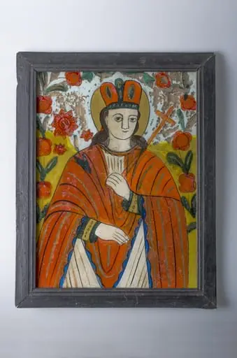 Icoana este pictată pe sticlă, având forma dreptunghiulară. Tema: Sfânta Paraschiva este reprezentată tânără, în veșmântul călugăresc al Sfintelor Cuvioase, purtând în mâna dreaptă crucea și în mâna stângă ramura de palmier. Pe fundalul galben și albastru avem două decoruri vegetale (lujeri cu flori) care completează compoziția. Cromatica: roșu; alb; negru; albastru; verde; galben. Pe spate icoana are o întăritură din lemn pentru protecția sticlei și o agățătoare din sârmă.