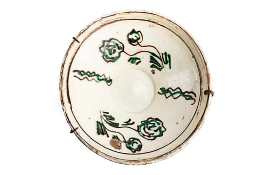 Formă tronconică; fond alb. Decorul amplasat pe peretele farfuriei constă din doi trandafiri de culoare verde, fiecare avînd și un boboc, separați de două grupuri de linii vălurite de culoare verde și maro. Folosită la decorarea interiorului țărănesc în așa numita - cameră bună.
