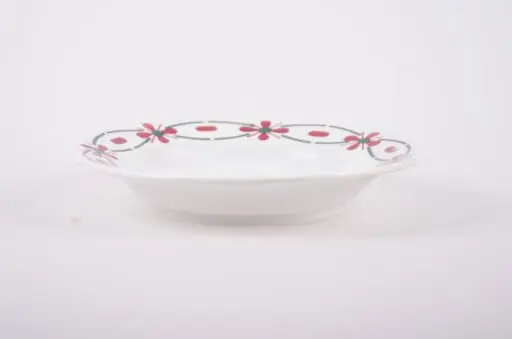 Farfurie din porțelan de formă tronconică. Pe fond alb, marginea este decorată cu flori stilizate. Cromatică: roșu și verde; interiorul farfuriei prezintă flori în: roșu; albastru; verde.