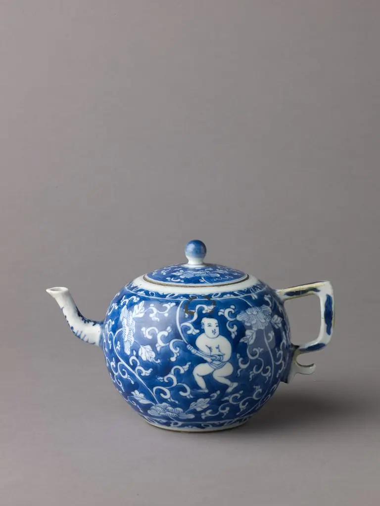 Covered wine pot or teapot