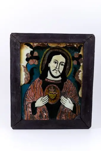 Mântuitorul Iisus Hristos este înveșmântat într-o tunică-sacos gri-antracit înspre negru și mantie roșie vermillon, având deschisă inima cu raze luminoase-aurii. Cu amândouă mâinile Își dăruiește inima aurită cu har. Are părul negru lung, lăsat pe umeri și aureolă galbenă. Fondul icoanei este cerul albastru ceruleum-regal, înconjurat de un chenar decorativ ivoriu-crem și întreaga compoziție iconografică este încadrată de un chenar decorativ fitomorf, format dintr-o ghirlandă de ruje - 2 ruje mari cu șase petale roșii-negre, cu formă de margarete. Cromatica este armonioasă și discret de luminoasă: roșu vermillon-roz, verde kaki, albastru ceruleum și regal, cobalt, brun cafeniu, galben-ocru-muștar, alb, negru. Icoana este rară din punctul de vedere al tematicii abordate - Iisus Hristos cu Inima, tematică cu influențe catolice și pictural-apusene. Icoana este din Nordul Transilvaniei, Nicula.