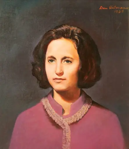 Tablou ulei pe pânză, , „Elena Ceaușescu”, semnat Dan Hatmanu și datat 1989 în partea dreaptă sus. Tabloul o înfățișază pe Elena Ceaușescu într-un costum cu volane în nuanțe de roz. Comandat de Consiliul Național al Femeilor și oferit Elenei Ceaușecu cu ocazia împlinirii vârstei de 70 de ani (ianuarie 1989).