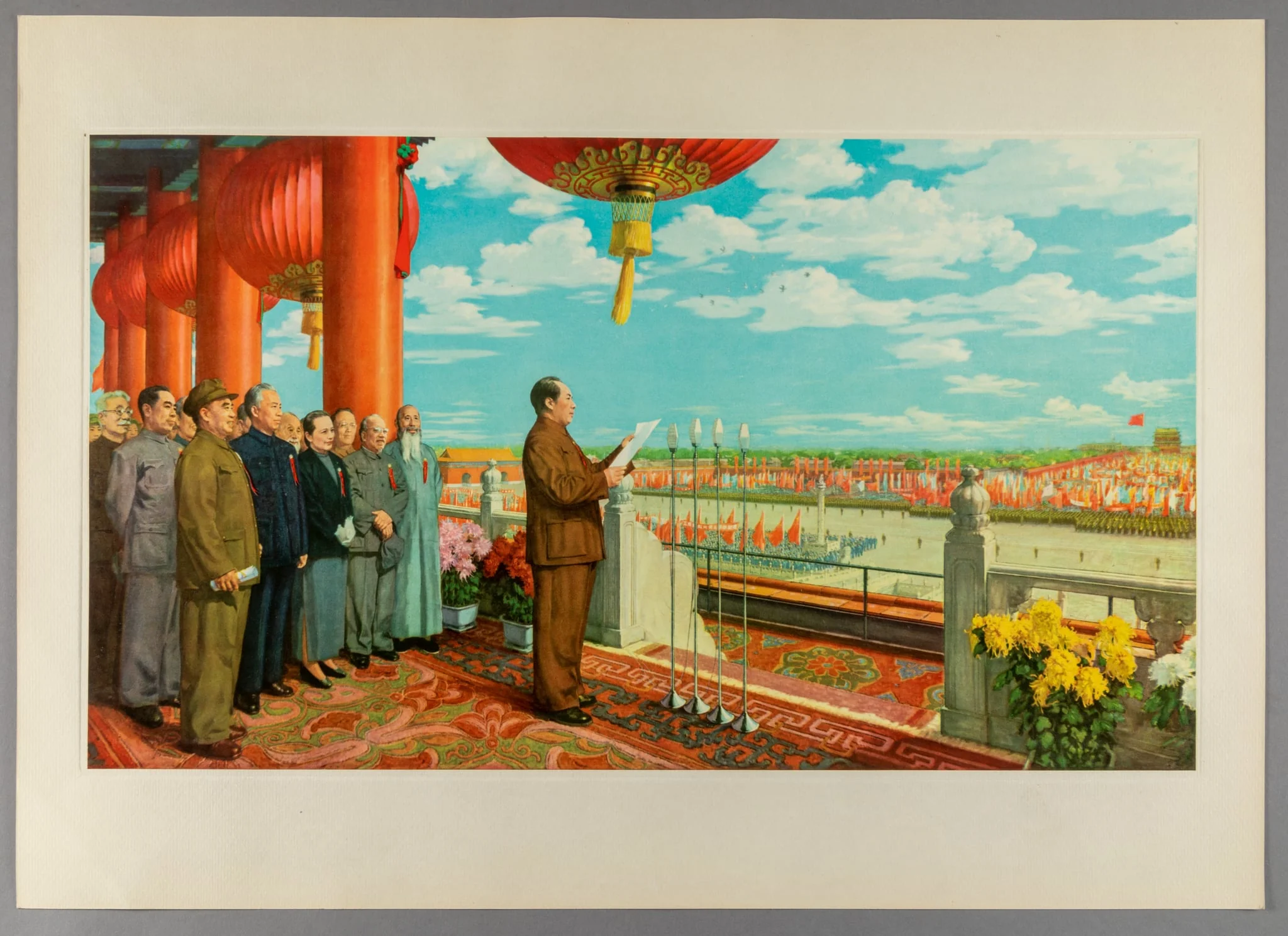 Reproducere după o pictură în ulei cu titlul „Ceremonia de proclamare a Republicii Populare China” realizată de Tong Hsi-wen și datată în 1951. Comemorează proclamarea Republicii Populare Chineze, de către liderul comunist Mao Zedong, pe 21 septembrie 1949. Exemplarul a fost oferit lui Nicolae Ceaușescu, secretar general al Partidului Comunist Român; șeful de stat al Republicii Socialiste România, ca parte a unui album ce conține un catalog quatrolingv (franceză, spaniolă, engleză, chineză) și alte 9 reproduceri după picturi cu semnificație istorică pentru mișcarea comunistă în RP China., by Tong Hsi-wen, unspecified