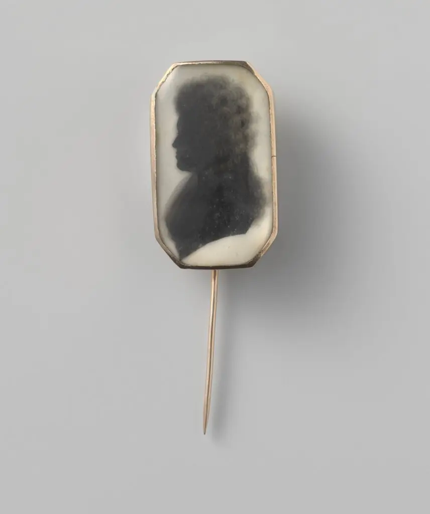 Broche met silhouetportret van een vrouw