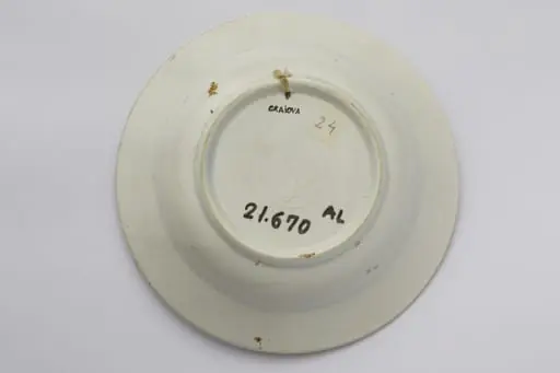 Vas ceramic de formă tronconică. Există două registre ornamentale, unul plasat de jur împrejurul buzei cu motive florale. Al doilea registru plasat în centru de asemenea motive florale. La posterior baza inelară perforată pentru atârnare. Cromatică: fond: alb; motive: verde; albastru.