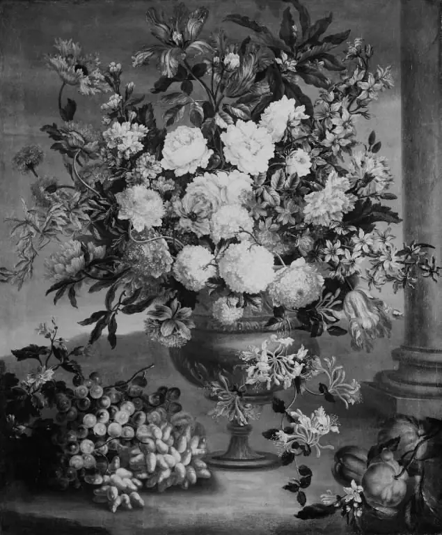 Stor blomsterbuket i en vase. I forgrunden frugter