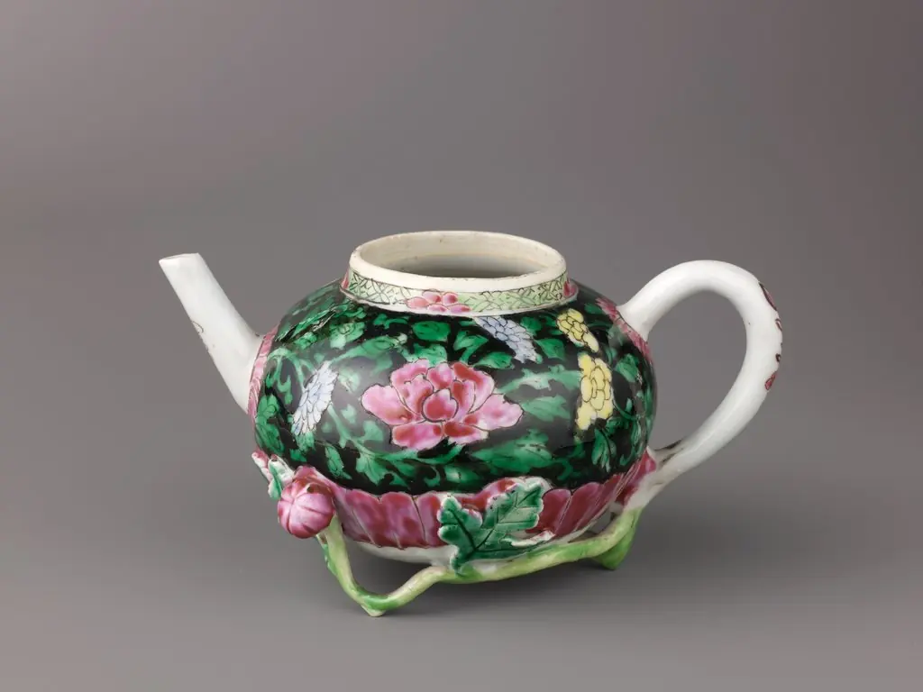 Teapot (a) and saucer (b)