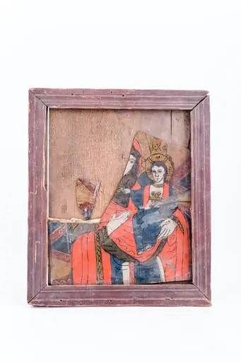 Maica Domnului ține în brațe Pruncul Iisus Hristos arătându-L ca fiind Calea, Adevărul și Viața. Este Maica Domnului Hodighitria. Maica Domnului este înveșmântată în mantie cu maforion roșu vermillon și interiorul căputușit cu albastru și sacos verde - nuanță de spanac-avocado. Pruncul Iisus Hristos este înveșmântat în albastru ceruleum, cu aureolă. Fondul icoanei este albastru cu un chenar decorativ geometrizant, format din romburi și triunghiuri albastru și ocru. Cromatică: roșu vermillon, verde, abastru, alb, ocru-brun-bronziu. Inscripția din româno-chirilică se traduce MP IC XC Maica Domnului Iisus Hristos. Icoana este de Țara Oltului. Este spartă.