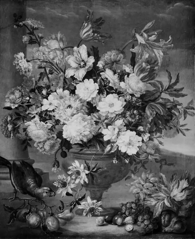 Stor blomsterbuket i en vase. I forgrunden frugter, til venstre en papegøje
