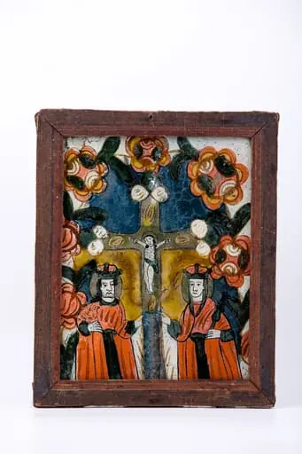 În centrul icoanei este Crucea albastră-galbenă, pe care este Răstignit Mântuitorul Iisus Hristos, iar în dreapta crucii este Sfântul Împărat Constantin și în stânga este Împărăteasa Elena, mama sa. În spatele Crucii este un spațiu galben izvorâtor de lumină. Crucea găsită este susținută cu bucurie de cei doi sfinți. Veșmintele Sfinților Constantin și Elena sunt într-o combinație de roșu vermillon și gri antracit. Spațiul galben de lumină duce gândul la Crucea de lumină apărută pe cer In hoc signo vinces - prin acest semn vei învinge. Icoana este bogat ornamentată de culoare, lumină și detalii semnificative, elemente decorative geometrizante - ovaluri galbene de lumină și brațele crucii au terminații trilobale albe. Fondul icoanei este cerul albastru ceruleum. Întreaga compoziție este încadrată armonios de un chenar fitomorf, format din rujele de Nicula, 7 trandafiri mari roșii cu striații galbene. Cromatica este armonioasă și senină: roșu vermillon, galben-chihlimbar, albastru cerulauml, gri antracit, alb, negru. Icoana este de Nicula. De menționat este că în icoană apare Mântuitorul Iisus Hristos Răstignit pe Crucea, susținută de Sfinții Constantin și Elena.