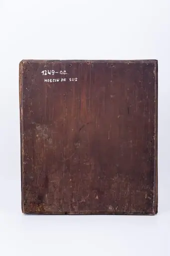 Deisis este o tematică fundamentală din iconografia bizantină, reprezentându-L pe Domnul Iisus Hristos în ipostasul de Mare Judecător, fiind Împărat pe Tron, având în dreapta pe Maica Domnului și în stânga pe Sfântul Ioan Botezătorul și Înaintemergătorul Domnului. Această tematică este nucleul Judecății De Apoi. Iisus Hristos este înveșmântat în veșminte arhirești liturgice roșii și albastre, cu elemente decorative florale punctiforme albe. Are engolpion cu cruce la gât, bederniță, ține în mâna stângă Sfânta Evanghelie închisă și binecuvântează cu mâna dreaptă. Maica Domnului are veșmântul asemănător cu cel al Lui Dumnezeu Învățător, Împărat și Judecător. Sfântul Ioan Botezătorul are veșmântul verde. Tronul arhieresc este bogat ornamentat geometrizant, având detalii verzi și gabene, brune, ocru și bronzii. Fondul este auriu cu elemente astrale - stele roșii. Icoana este de Țara Făgărașului. Cromatica este armonioasă: roșu vermillon, albastru cobalt, galben-auriu-bronziu, verde spanac-avocado, alb, negru. Inscripția din româno-chirilică se traduce IC XC Iisus Hristos MP Maica Domnului Sf Ioan. Icoana este de o noblețe aparte, detaliile decorative și faldurile veșmintelor, expresivitatea trăsăturilor sunt impresionante.