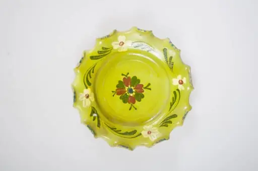 Blid cu corpul de formă circulară, buza largă și ondulată. Decorul este plasat în două registre: central prezintă o floare; pe interiorul buzei un vrej cu patru flori. Cromatică: fond: galben; motive: verde închis; roșu; alb.