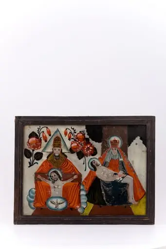 Icoana are o tematică iconografică foarte rară: în cea dintâi parte, este Sfânta Treime: Mântuitorul Iisus Hristos Răstignit pe brațele Lui Dumnezeu-Tatăl și ținut în veșmântul roșu al Pătimirii și Jertfei. Dumnezeu-Tatăl, Împărat al Cerurilor, are pe cap coroană și aureolă triunghiulară, reprezentând Sfânta Treime. Sfântul Duh este reprezentat prin porumbelul alb. Sfânta Treime are în registrul inferior o mandorlă de nouri rotunzi albi-albaștri și în registrul superior o ghirlandă din trandafiri și ramuri cu măceșe, simbolizând Grădina Raiului. În cea de-a doua parte, în dreapta, este Maica Domnului Împărăteasă ținând în brațe pe genunchi Trupul Mântuitorului Iisus Hristos, coborât de pe Cruce, plâns, jelit. Este asemenea unei Piete. Icoana este deosebită și foarte rară, prin compoziția tematică și viziunea iconografică greco-catolică. Fondul icoanei este alb-ivoriu-crem, în registrul superior și galben-solar, în registrul inferior. Cromatica este armonioasă: roșu vermillon-trandafiriu, brun-roșcat-acajou, galben-solar, albastru bleu-ciel, gri, alb , negru. Icoana este din Nordul Transilvaniei, Nicula.