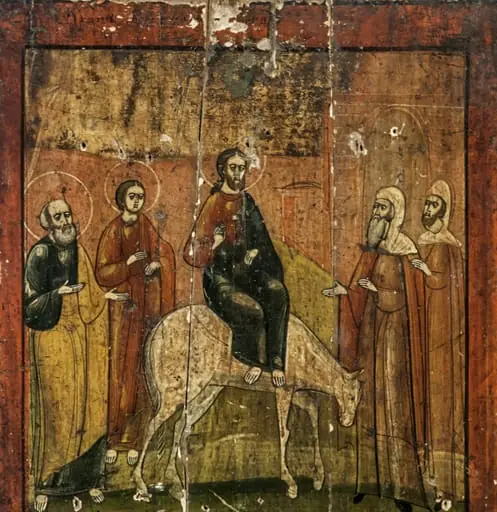 Intrarea Domnului în Ierusalim este redată conform erminiilor, cu un număr redus de personaje. Central, Iisus călare pe un asin(asină) alb, binecuvântând, urmat de ceata apostolilor(aici doi, probabil Sfântul Petru și apostolul Ioan), este întâmpinat de doi preoți(simbolizând mulțimile. Iconarul nu a mai redat ramurile de finic, scena fiind schematizată, accentuând mai mult starea de tensiune din săptămâna următoare. Isus este înveșmântat cu chiton roșu și himation albastru, în jurul capului are nimbul cruciger. Apostolul Petru are părul și barba albe, chitin verde și himation bej, iar apostolul Ioan, tânăr, fără barbă, veșmânt lung, roșu.Toți trei sunt desculți. Evreii care îl întâmpină pe Hristos poartă veșmintele specifice epocii. În partea de sus, pe fondul aurit care acoperă o porțiune dreptunghiulară deasupra zidurilor cetății, abia vizibile, aripile unor puteri cerești. În partea de jos, relieful- benzi în tonuri de culoare verde. Compoziția este dinamică, chipurile expresive, gesturile bine realizate. Linia desenului este fluidă, sigură. Cromatica este armonioasă, restrânsă, dominată de culori de pământ, brun, roșcate.Bordura roșiatică lată, specifică icoanelor de tip krashnuska. Inscripție pe chenar, în partea superioară. Mici deteriorări ale stratului pictural, blaturile desprinse.