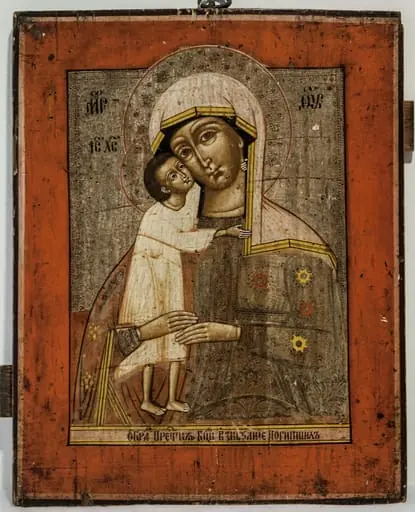 Maica Domnului, tipul Eleusa(dulcea sărutare, Mângâietoarea) îl ține strâns în brațe pe Iisus prunc, în picioare, cu obrazul lipit de cel al Maicii și o mână petrecută pe după gâtul ei. Iisus are nimbul cruciger, marcat cu motive florale punctate, Este înveșmântat într-o tunică 3/4 alb-gălbuie, care lasă să i se vadă picioarele. Maica poartă un maforion alb, bordat cu galben, partea din stânga a veșmântului din foiță metalică, decorată cu motive florale pictate cu roșu și galben, motive fitomorfe și geometrice incizate. În partea dreaptă veșmântul este roșu, decorat cu motive florale de culoare galbenă, foița fiind prezentă doar la mânecă. Nimbul decorat cu motive florale punctate în stratul de foiță metalică, Figurile modelate din culoare (alb, ocru) cu accente grafice fine, albe, sunt specifice icoanei rusești. Cromatica: alb, galben, roșu, auriu, brun, negru, foiță metalică, chenar roșu deschis, mărginit de două linii în nuanțe de roșu deschis și brun.Chenarul interior dublat de două șiruri de cercuri ștanțate în foiță. Inscripția dispusă pe o bandă dreptunghiulară în partea de jops a icoanei : Icoana Preacuratei Fecioare Prevăzând Jertfa (lui Iisus).