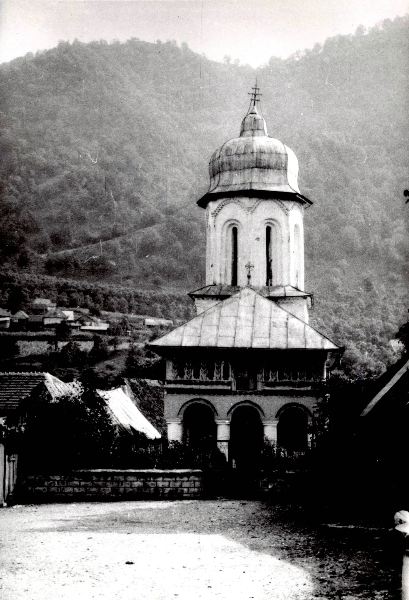 Biserica "Sf. Voievozi", Robești (Cîineni), județul Vâlcea (1981)
