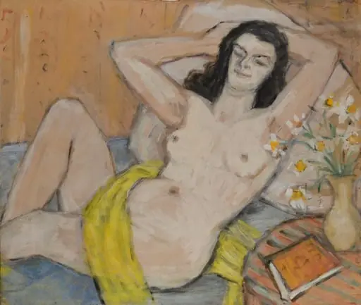 Nud cu eșarfă galbenă