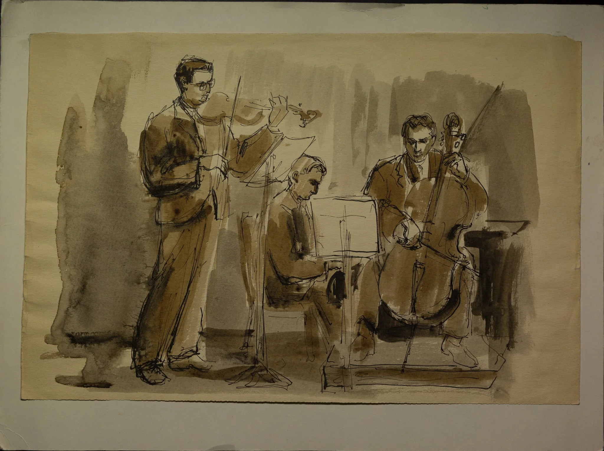 Desen în tuș și acuarelă redând o performanță muzicală a trioului compus din Valentin Gheorghiu (pian), Ștefan Gheorghiu (vioară) și Radu Aldulescu (violoncel). Lucia Cosmescu (1916-1969) a fost pictoriță și grafician român, Născută în Galați, a făcut studii de pictură la Academia de Arte Frumoase din București. A doua jumătate a sec. XX