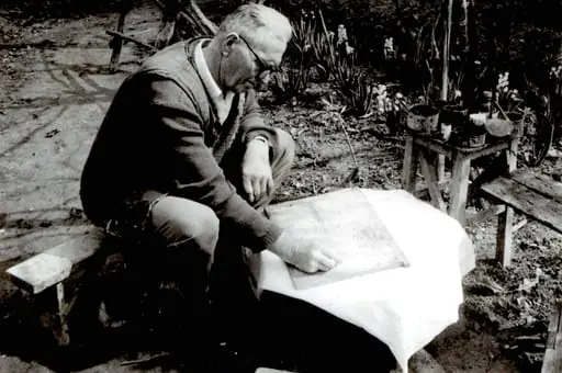 Folk painter of icons, trumpets and crosses “of oath” from Andreesti village, Gorj county (1990)