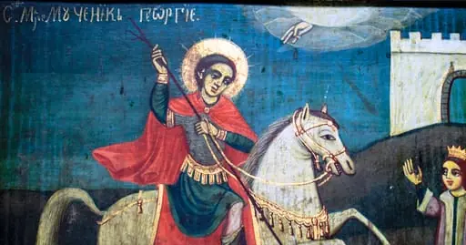 Icoana este pictată pe un suport de lemn de formă dreptunghiulară, în ax orizontal. Tema iconografică este "Sfântul Gheorghe omorînd balaurul". În prim plan, Sf. Gheorghe, înveșmântat ostășește(tipic epocii medievale, cămașă de zale, tunică până la genunghi, cizme înalte, mantie), călare pe un cal alb, ridicat în două picioare, omoară balaurul cu o suliță. Aureolă aurită, cu raze fine pe margine. În mâna cu sulița ține și o cruce. Balaurul(reprezentînd răul în forma lui cea mai joasă) cu coada în săgeată este încolăcit sub picioarele calului, . În partea dreaptă, fecioara pe care o scapă sfântul de la moarte, în veșmânt împărătesc și coroană pe cap, privește scena cu bucurie, cu brațele ridicate. În spatele ei, peste o colină, este reprezentată schematic cetatea, printr-un zid alb crenelat. Deasupra lor, dintr-un nor luminos, mâna dreaptă a lui Dumnezeu, binecuvântând. Compoziția este dinamică, chipurile expresive, gesturile bine realizate. Cromatica este bine echilibrată, zugravul folosește contrastele pentru a da profunzime scenei. Cerul albastru de Prusia, ușor luminat pe linia orizontului.Cromatica este specifică pentru mai multe icoane aparținînd bisericii Răpciuni cam din aceeași perioadă. Rama este realizată din patru stinghii subțiri profilate, îmbinate oblic. Icoana cu ramă este montată într-un panou pictată în roșu stins, care făcea parte din friza de jos a iconostasului.