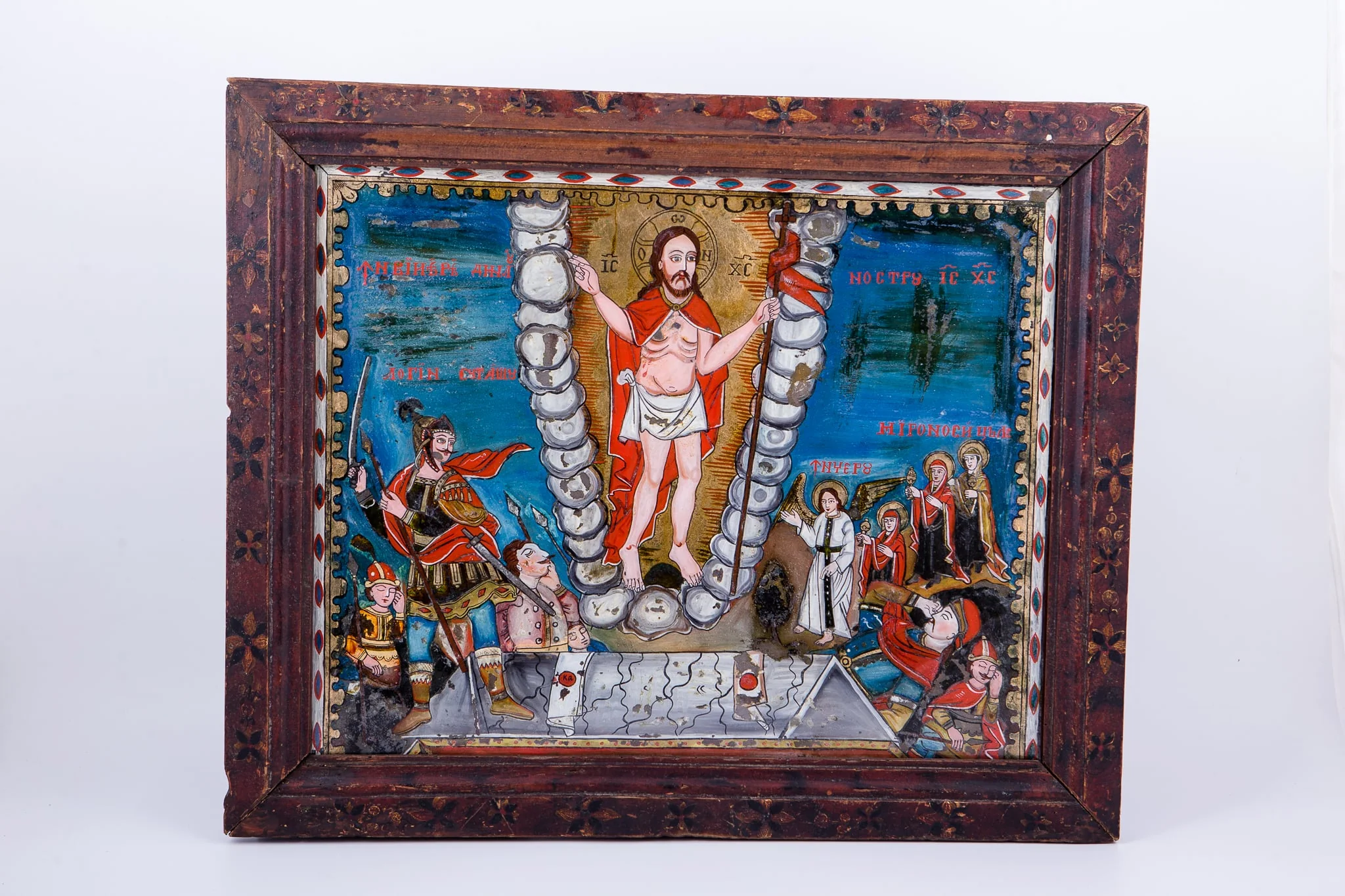 Învierea Domnului Iisus Hristos. Mântuitorul Iisus Hristos, ieșind din mormânt, Înviind, cu steagul biruinței în mâna stângă, zdrobește ușile iadului, cu mâna dreapta arătând și Binecuvântând. În stânga Mântuitorului este Îngerul Gavriil, care aducea Vestea Învierii Domnului. Îngerul a strigat…Vestea… și în urma lui vin cele trei femei mironosițe. Mântuitorul este înfășurat cu o mantie și roșie și o țesătură albă, în mijlocul coapselor și a mijlocului. Este pe o mandorlă de nouri albi, sugerându-se, astfel, deschiderea Cerurilor și poartă Lumina Învierii ca pe o mantie de aripi. Cei patru ostași adormiți sunt aruncați la marginea mormântului. Lateral dreapta Mântuitorului este sutașul Longhin, care a împuns Trupul Mântuitorului pe Cruce cu sulița în coastă, iar sângele și apa ce au izvorât au tămăduit ochii necredinței sutașului. Icoana aparține lui Savu Moga, din Arpașu de Sus, Țara Făgărașului. Are o cromatică vie: albastru regal, albastru ceruleum, roșu vermillon, roz, galben, roșu, roz, auriu. Inscripția în româno-chirilică se traduce Învierea Domnului Iisus Hristos Înviere Mironosițe Longhin sutașul., by Savu Moga