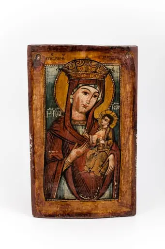 Maica Domnului ține în brațe Pruncul Iisus Hristos, care arată cu mâna dreaptă înspre Maica Domnului, prezentându-ne-o. Maica Domnului este înveșmântată în mantie cu maforion roșu-stacojiu, cu interiorul verde-olive și ciupag brodat auriu-bronziu. Veșmântul este de o eleganță deosebită. Pruncul Iisus Hristos este înveșmântat cu sacos și omofor alb-rozaliu, de asemenea, cu omofor brun-ocru, cu coroană și aureolă pe cap. Maica Domnului cu mâna dreaptă ni-L arată pe Mântuitorul Iisus Hristos ca fiind Calea. Adevărul și Viața, este tip Hodighitria. Fondul icoanei este verde-olive foarte deschis, până la transparent, verdele fiind culoarea Duhului Sfânt. Cromatică: roșu stacojiu, brun, acajou, brun-ocru, brun, bej, alb, verde-olive, negru. Icoana este încadrată și de un chenar decorativ-geometrizant-ramă brun-ocru. Inscripția din româno-chirilică se traduce MP IC XC Maica Domnului Iisus Hristos. Icoana este de iconostas. Desenul, cromatica, compoziția, fondul, încadrarea, trăsăturile chipurilor sunt deosebit de frumoase. Pe ramă pictată pe aceeași bucată de lemn, în colțurile superioare, stânga-dreapta, sunt Sfinții Arhangheli Mihail și Gavriil. Icoana se remarcă mult și prin supradimensionarea capului-chipului, maforiomului și aureolei Maicii Domnului, care parcă vor să iasă din încadrarea icoanei propriu-zise, accentuându-se ocrotirea și aplecare înspre noi, întreaga icoană fiind ca un acoperământ pogorât. Icoana aparține autorului Ivan Zugravul din Rășinari.