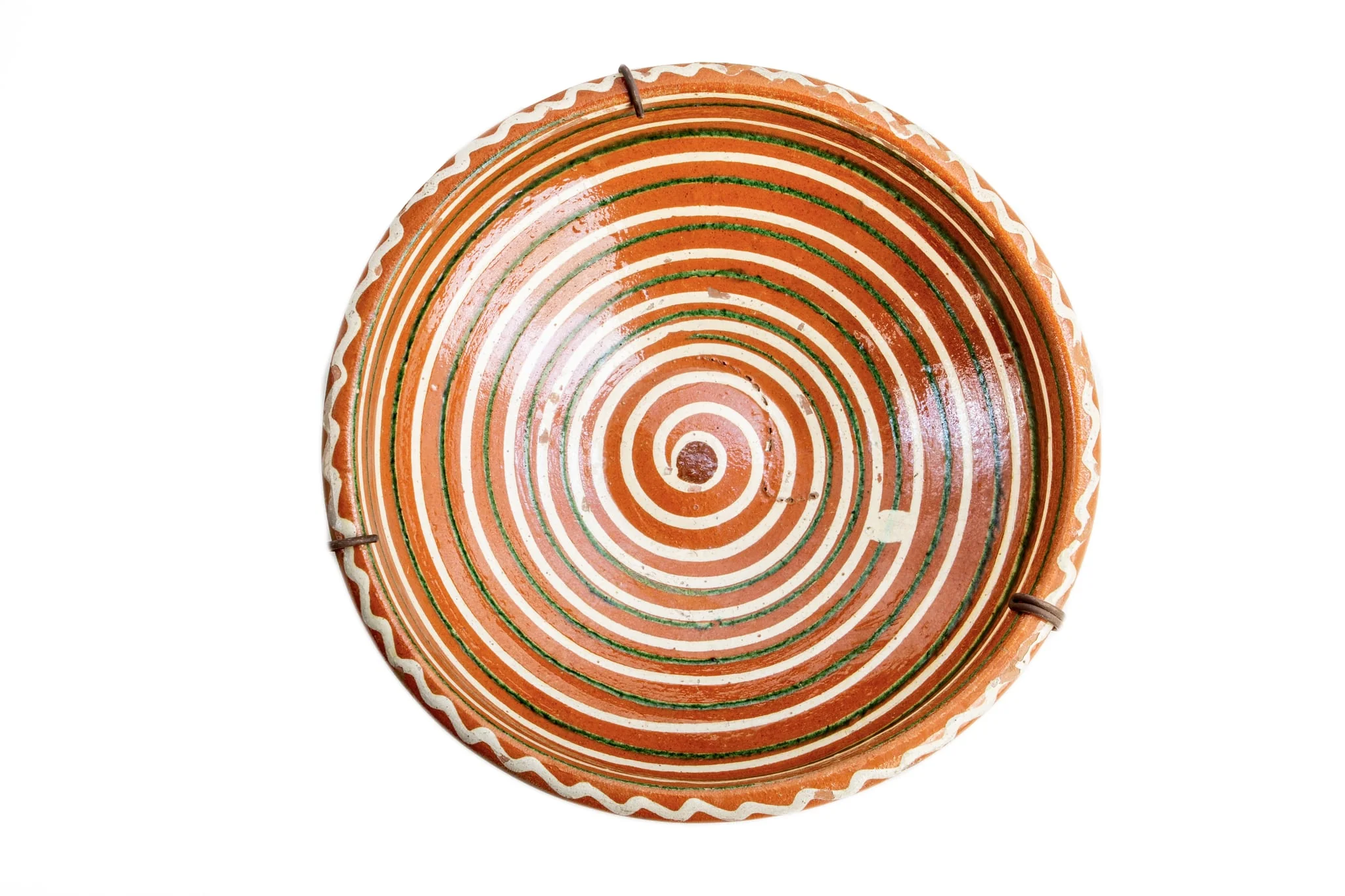 Formă tronconică; fond cărămiziu; decorul amplasat pe toată suprafața constă într-o spirală de culoare albă dublată discret de una de culoare verde. Buza vasului este decorată cu un val circular de culoare albă. Folosită la decorarea interiorului țărănesc în așa numita - cameră bună.