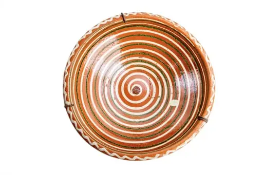 Formă tronconică; fond cărămiziu; decorul amplasat pe toată suprafața constă într-o spirală de culoare albă dublată discret de una de culoare verde. Buza vasului este decorată cu un val circular de culoare albă. Folosită la decorarea interiorului țărănesc în așa numita - cameră bună.
