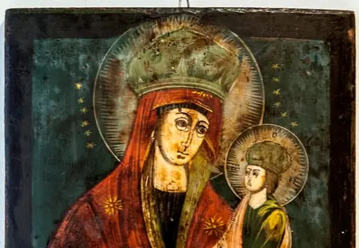 Maica Domnului cu Pruncul, tip derivat din Hodighitria(Călăuzitoarea), stil ce indică o școală rusească. Maria 3/4, ține Pruncul pe mâna stângă. Isus îi ține mâna dreaptă cu ambele mâini. Fecioara privește către Prunc cu cu o expresie de tristețe. Înveșmântată cu stolă albastră, cu blicuri de culoare mai deschisă, și decorațiune delicată la mâneci.Maforion roșu vișiniu, anticipând patimile.Pe margine decorație fină, la mânecă franjuri delicați. Pe frunte și pe umeri poartă stelele întreitei Feciorii, în formă de floare cu petale aciculare. Steaua de pe frunte este parțial acoperită de coroana împărătească de tip rusesc, închisă, mare. Aureola din raze alb galbene dispuse orizontal și încadrate de un cerc trasat cu un instrument. Isus poartă același tip de coroană, înconjurată de aureola cu raze, peste care au fost inscipționate însemnele nimbului cruciger. Chipul matur, sobru, trist, privind către Maica Sa. Fața rotundă, capul și mâinile de proporții mai mici în raport cu corpul.Înveșmântat cu un chiton verde cu blicuri galbene, peste care poartă, petrecut pe umărul drept un himation roșu orange cu blicuri alb aurii.Desculț. Nimburile sunt înconjurate de steluțe mici, aurii, dispuse pe fondul bleu închis la o mică distanță de linia de contur. Lângă umărul drept al Maicii apare o inscripție parțial șterasă, cu majuscule, în slavonă,.(SPOPUȘNIINÎ METȘA?). Chenar lat de culoare neagră, care este depășit de aura Fecioarei în partea de sus.