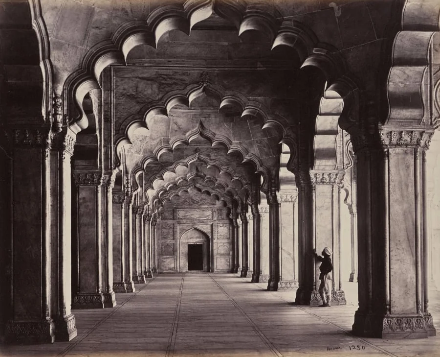Agra. The Motee Hasjid in Pearl Mosque. View of the Entire Aisle
